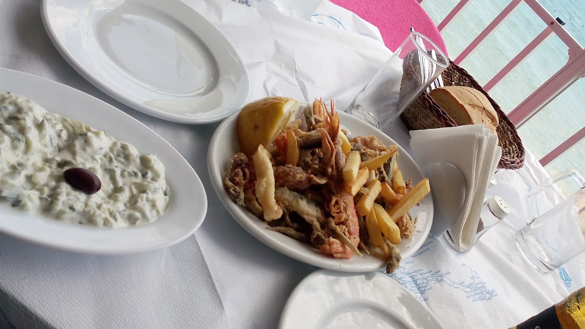 Makris Yialos Restaurant & Beach Bar