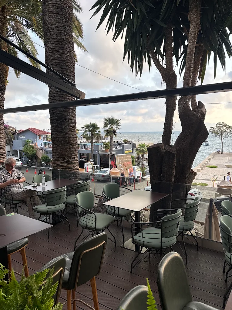 Vibe 360º Saranda – Cocktails & Food