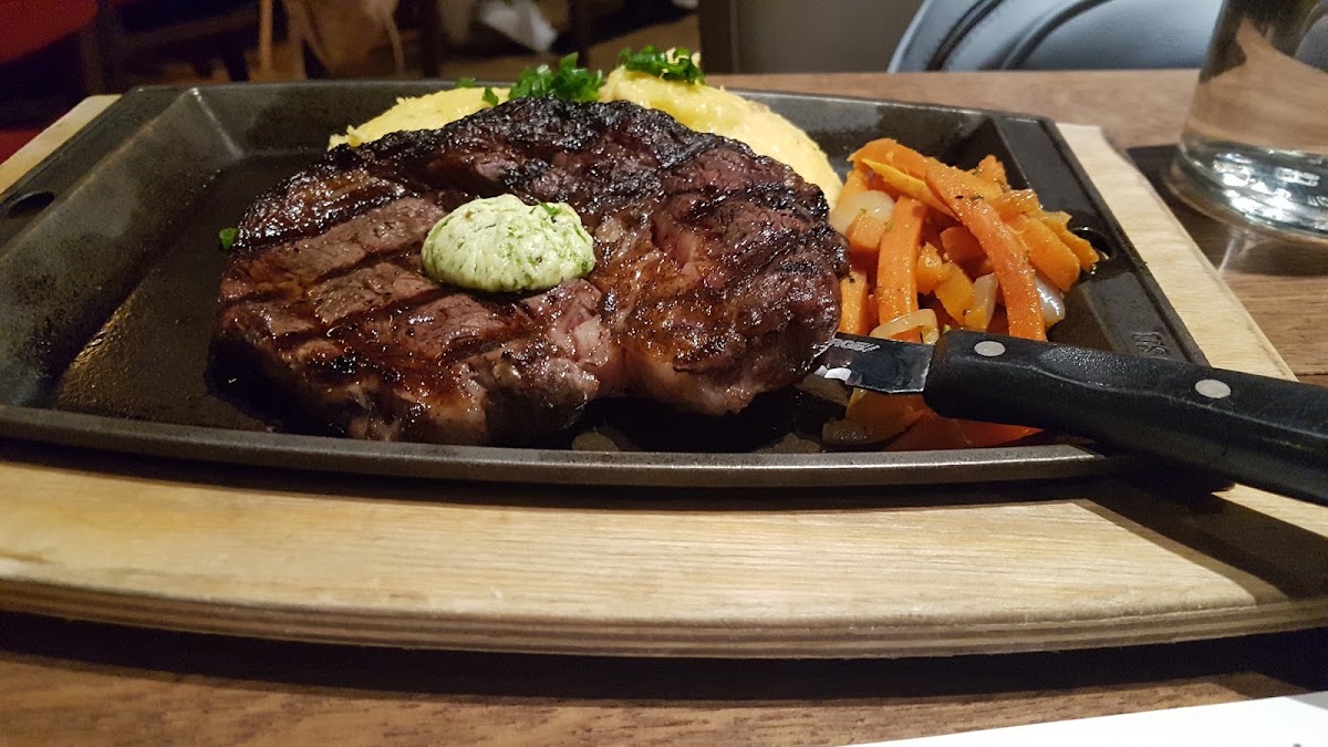 TGI Fridays Golden Hall